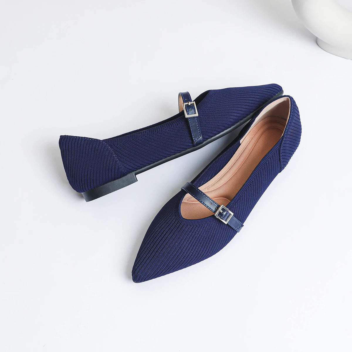 Flat shoes with pointed soft knitted sole