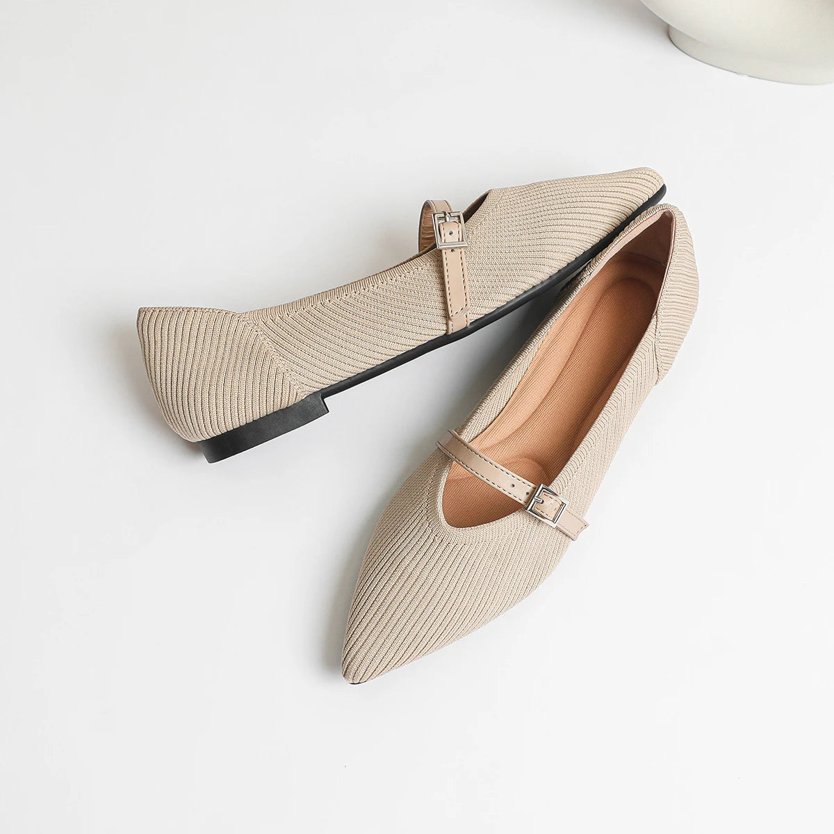 Flat shoes with pointed soft knitted sole