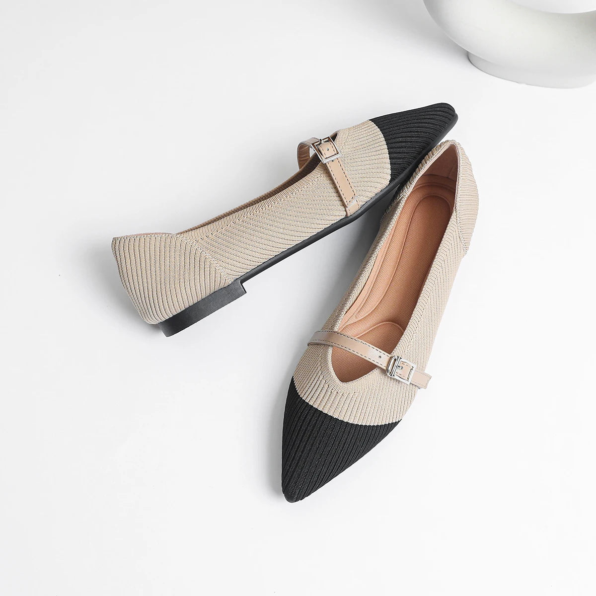 Flat shoes with pointed soft knitted sole