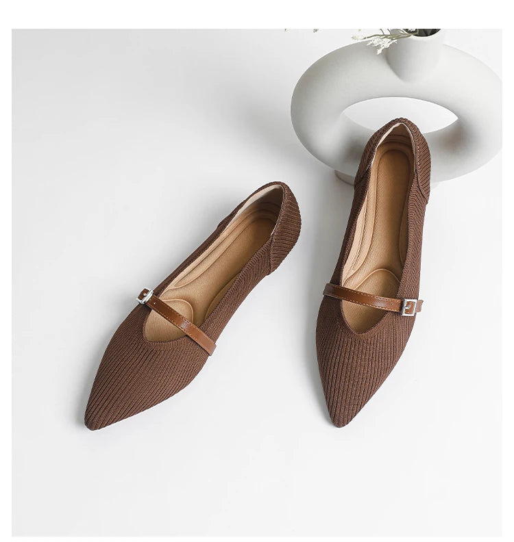 Flat shoes with pointed soft knitted sole