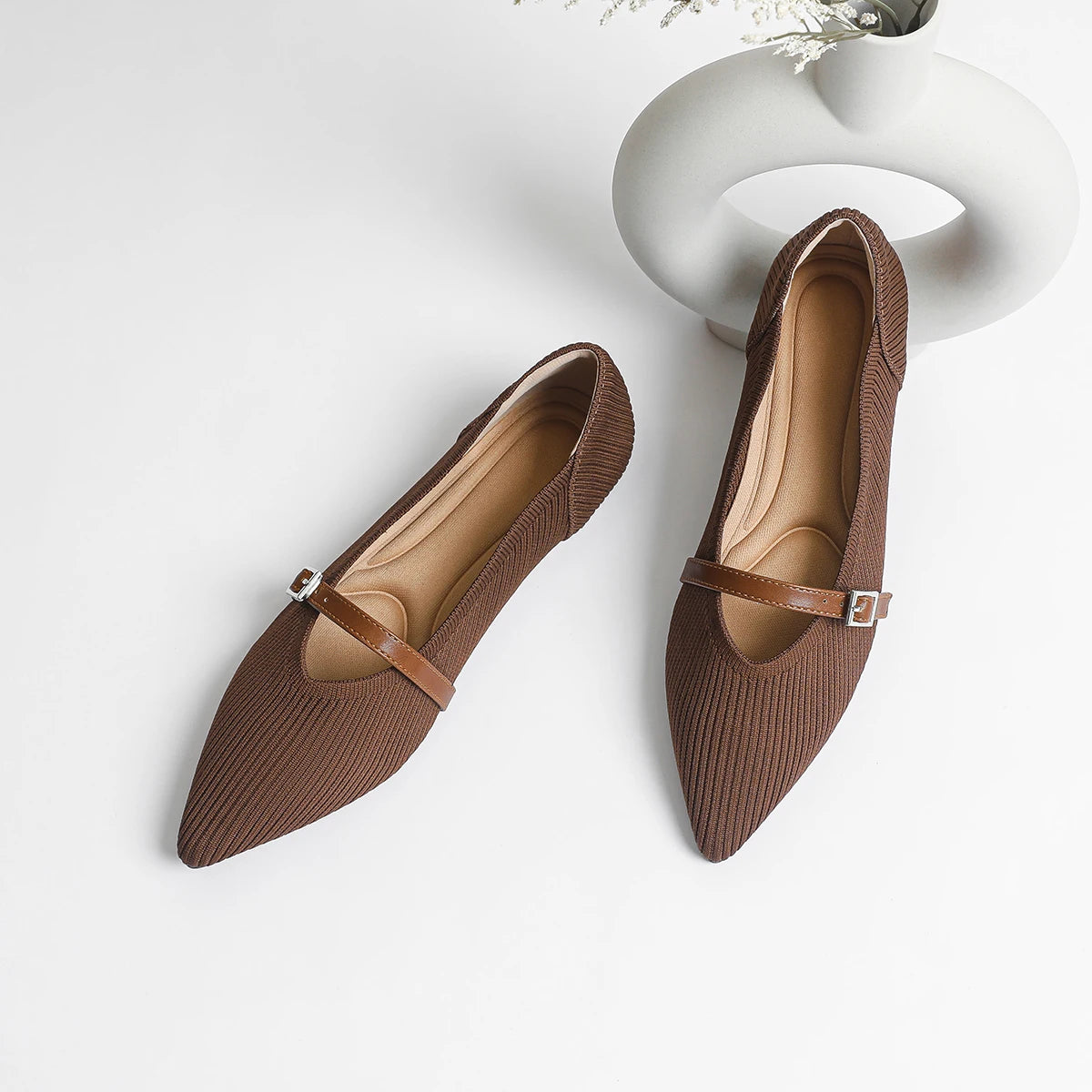 Flat shoes with pointed soft knitted sole