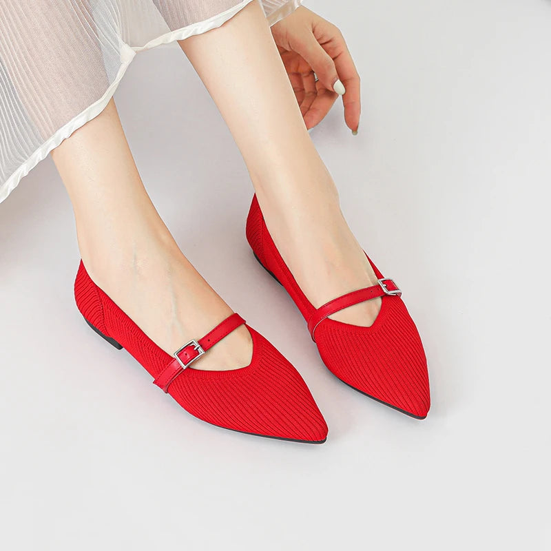 Flat shoes with pointed soft knitted sole