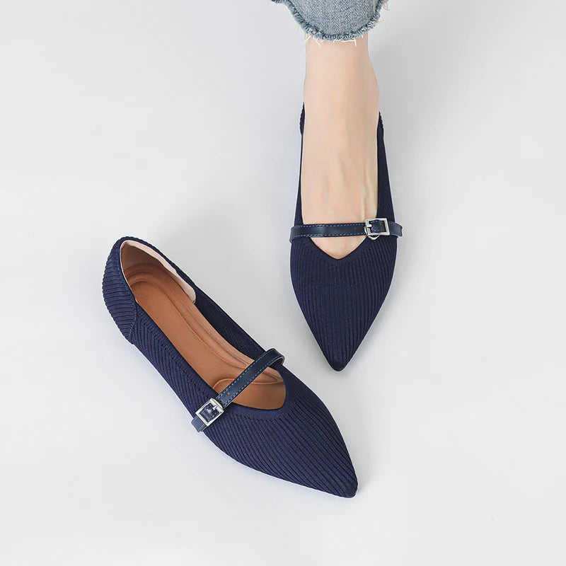 Flat shoes with pointed soft knitted sole
