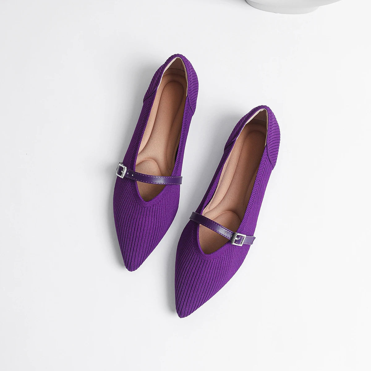 Flat shoes with pointed soft knitted sole