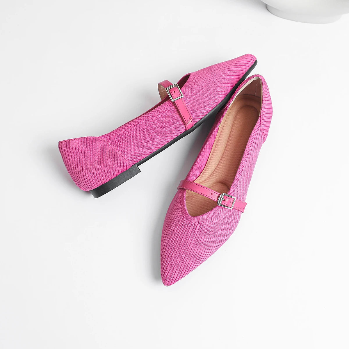 Flat shoes with pointed soft knitted sole